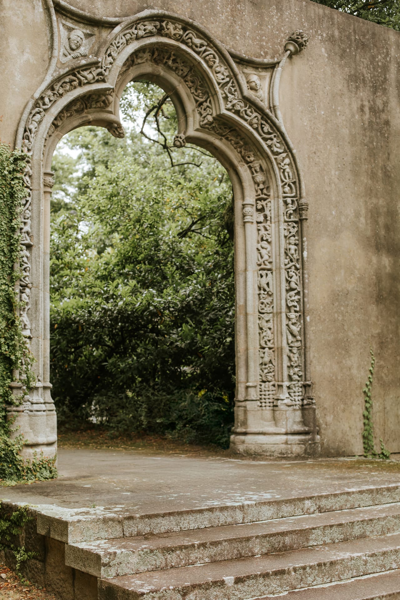 Arco manuelino esculpido em pedra na Quinta da Conceição, cenário de sessões ao ar livre em Leça da Palmeira, Susana Schmitz Fotografia, Porto