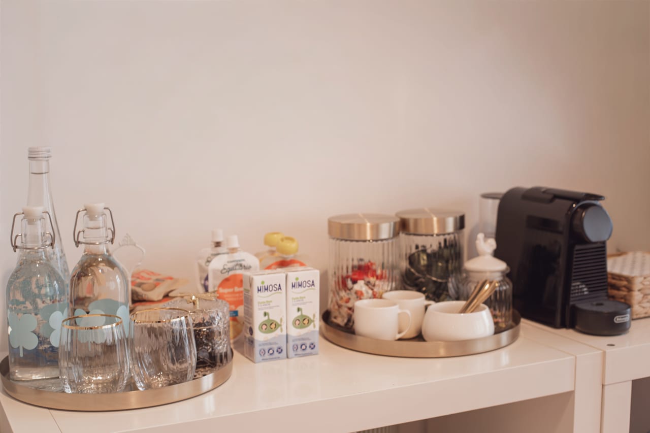 Área de bebidas e snacks no estúdio com máquina Nespresso, garrafas de água, copos e chás, Susana Schmitz Fotografia, Porto
