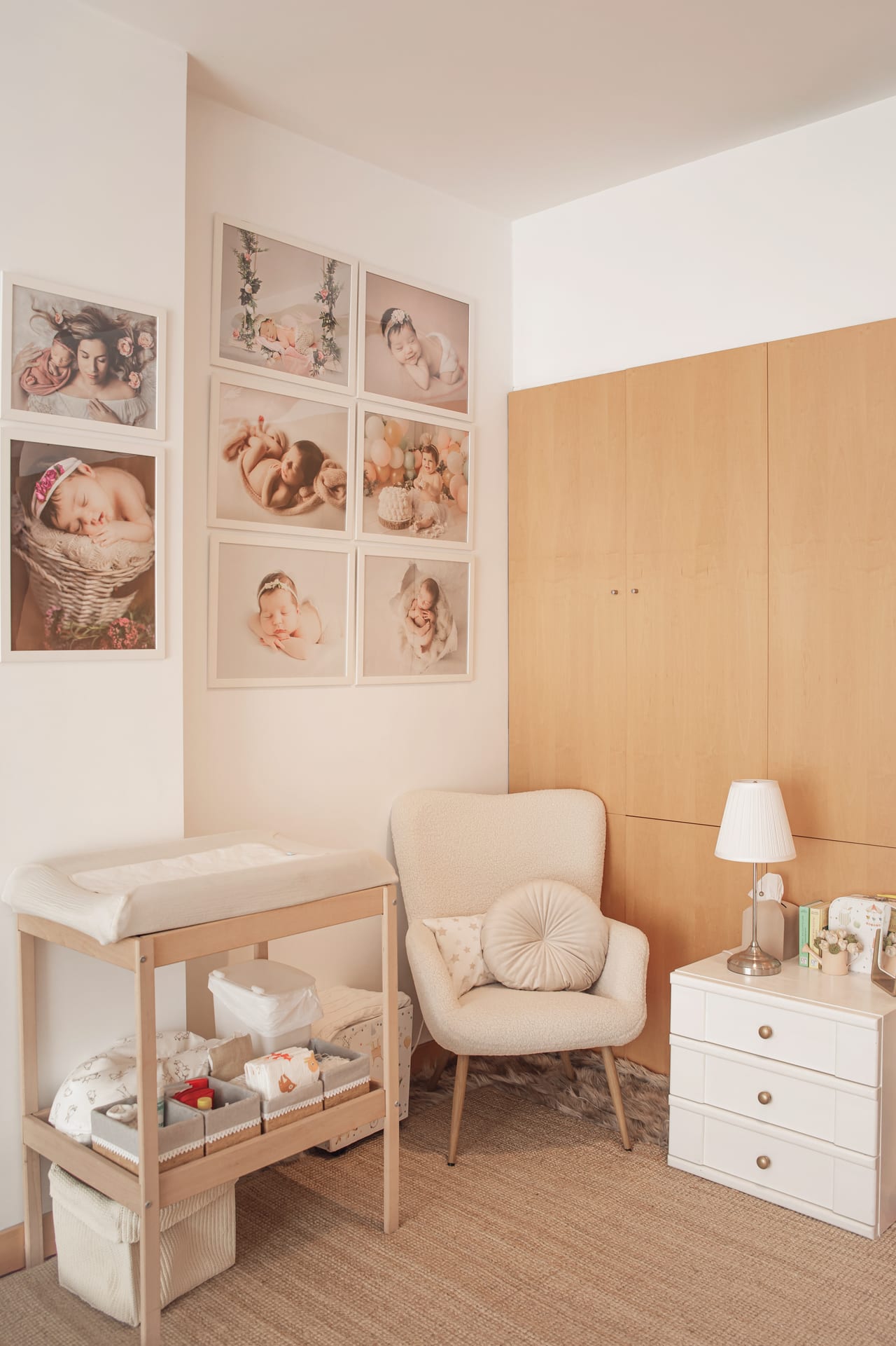 Cadeirão creme reservado para a mãe amamentar e descansar, junto à cómoda branca com candeeiro de pé, estúdio Susana Schmitz, Porto