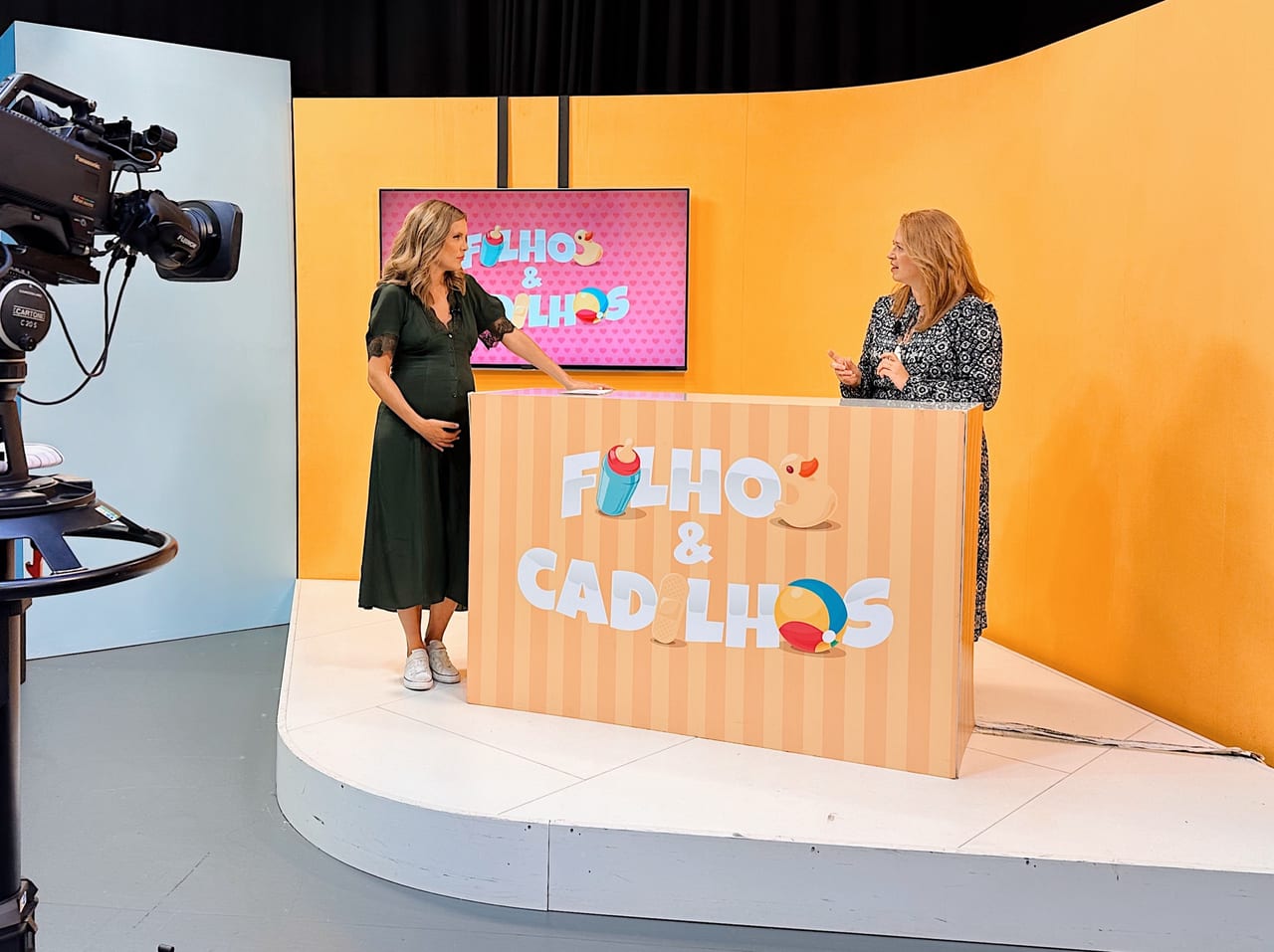 Câmara de televisão e cenário do programa Filhos e Cadilhos do Porto Canal durante a gravação com Susana Schmitz, 2022