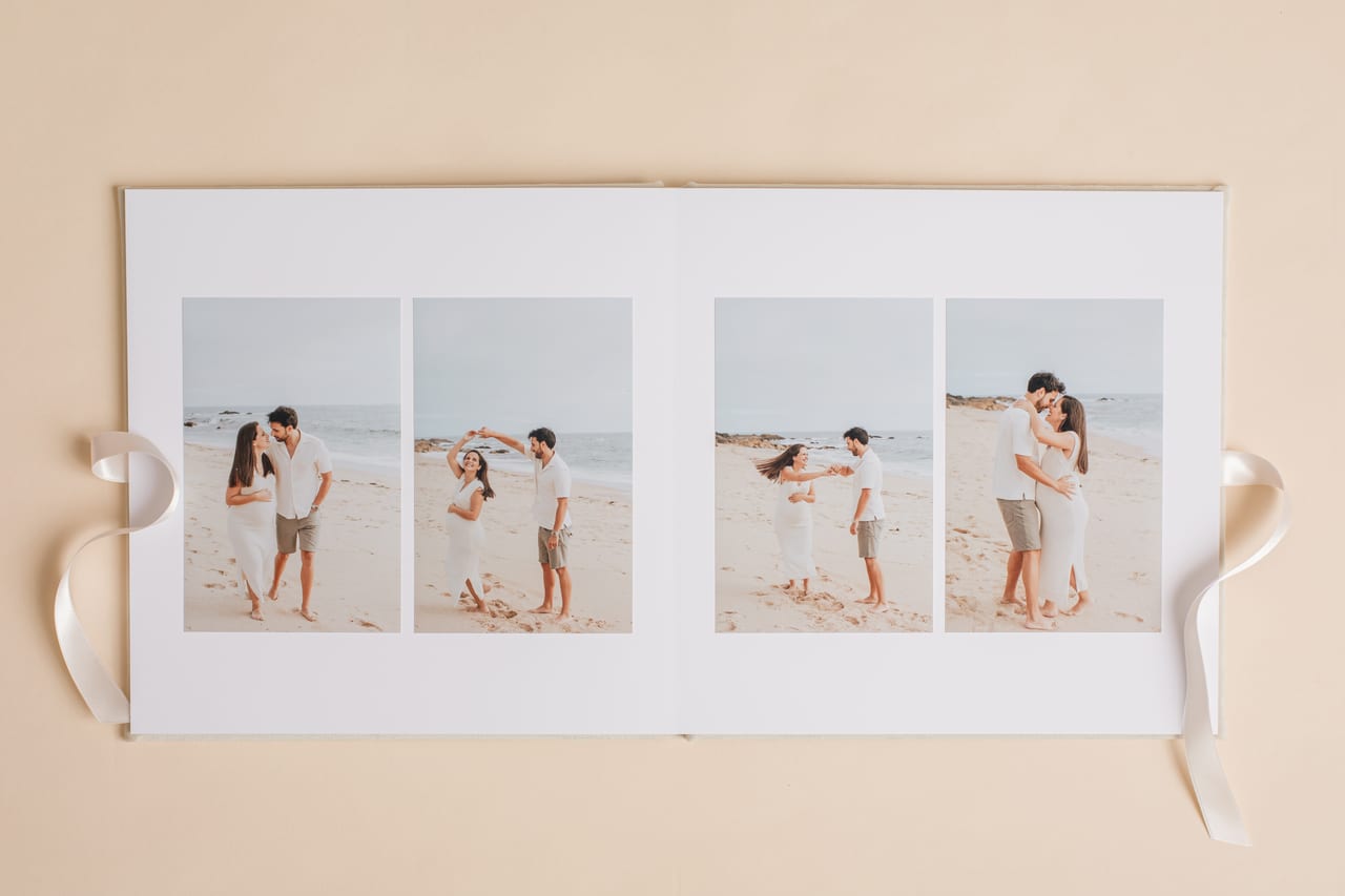 Spread interior do álbum analógico aberto com quatro impressões de sessão de gravidez ao ar livre na praia, Susana Schmitz Fotografia, Porto